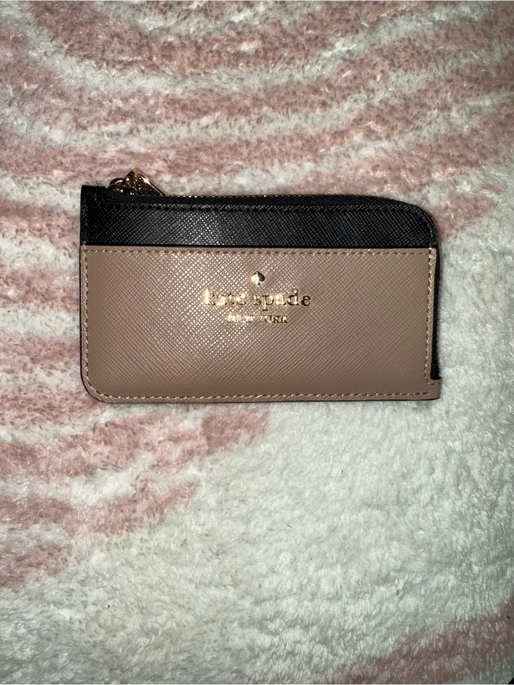 kate spade two-tone zip card holder in taupe and black with gold logo